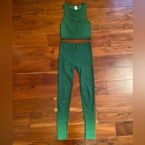Fabletics seamless fair isle set. XS. Green dot.